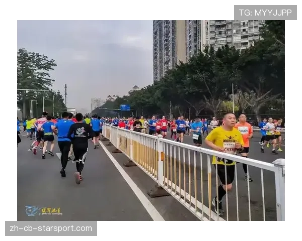 厕所排队：起跑前的长龙
